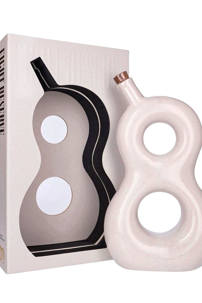 Botella de 70 cl de 818 Tequila Eight Reserve Añejo, tequila 100% agave azul de Jalisco, 40% vol., acabado premium.