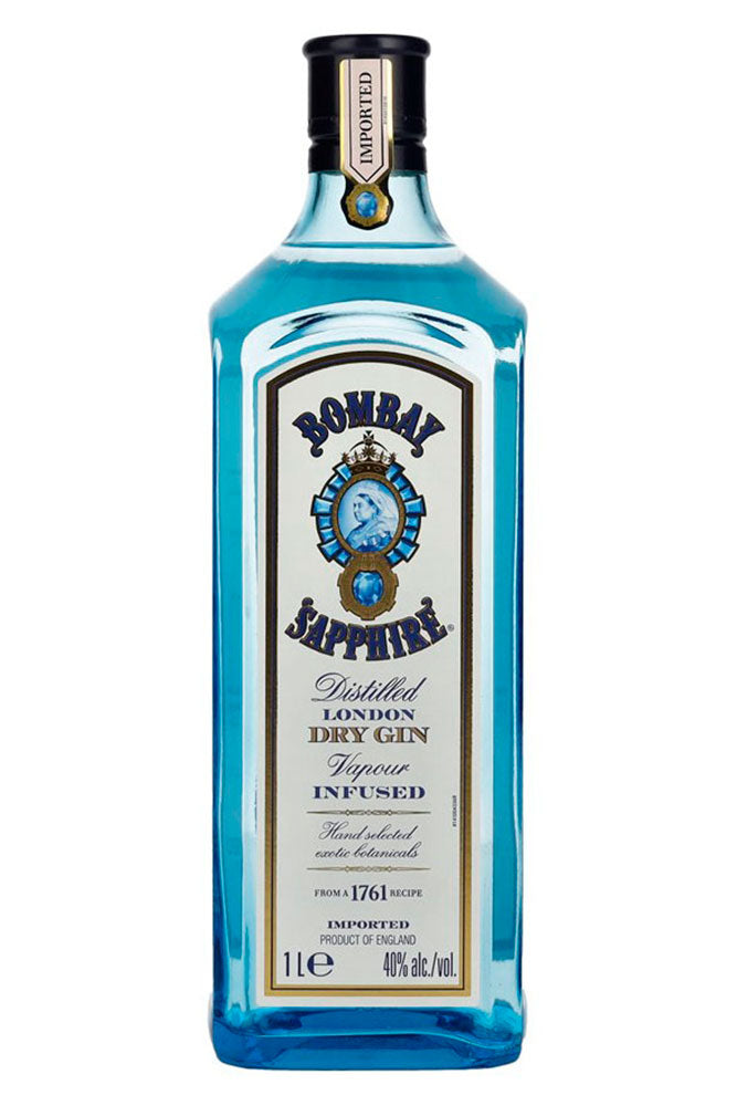 Botella de 1 litro de Ginebra Bombay Sapphire, una ginebra premium reconocida por su infusión de vapor de 10 botánicos exóticos. Presentada en una botella de vidrio transparente azul, esta ginebra destaca por su suavidad aromática y equilibrio. La receta incluye botánicos como enebro, almendra, cáscara de limón y regaliz, y se elabora mediante un proceso de infusión por vapor en alambiques Carterhead, lo que la hace perfecta para martinis aromáticos o gin-tonics sofisticados.