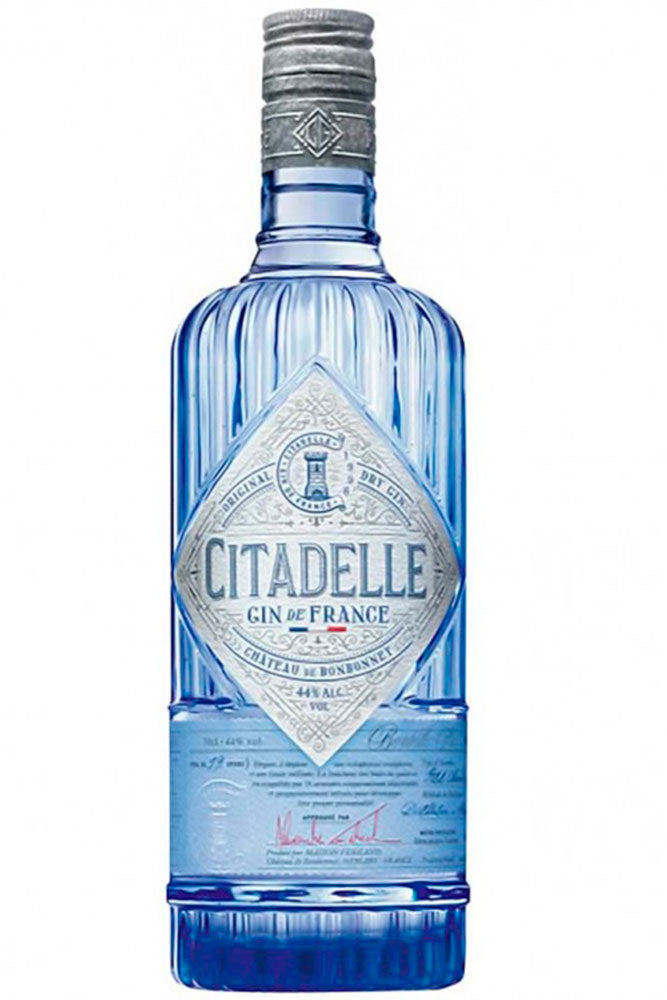 Botella de 70 cl de Ginebra Citadelle, una ginebra francesa artesanal elaborada con 19 botánicos de origen europeo y africano. Destilada en pequeños lotes con fuego directo, ideal para martinis, gin-tonics o combinados secos. Presentada en botella de vidrio transparente, esta ginebra destaca por su complejidad y suavidad, con aromas florales frescos, madreselva, jazmín, cítricos, enebro y especias suaves.