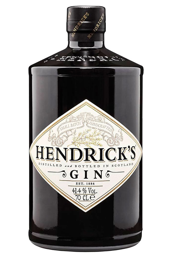Botella de 70 cl de Ginebra Hendrick’s, una ginebra premium escocesa con infusión de pétalos de rosa y pepino. Destilada en dos alambiques diferentes, esta ginebra destaca por su sabor singular, floral y herbal. Presentada en botella de vidrio negra, es ideal para gin-tonics con pepino o en martinis florales. Hendrick’s es famosa por su perfil botánico único y su calidad premium.