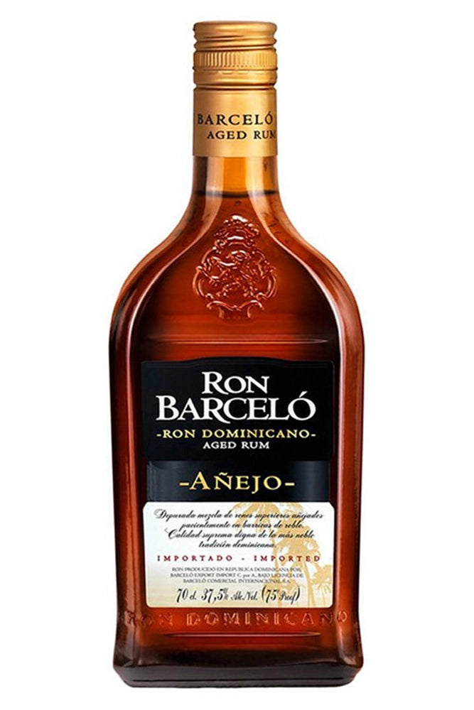 Botella de 70 cl de Ron Barceló Añejo, un ron dominicano envejecido en barricas de roble americano. Color ámbar, aroma a caramelo, vainilla y frutas secas. Sabor ligero, suave y con final dulce. Ideal para Cuba Libre o tomar solo con hielo. Presentado en botella de vidrio con etiqueta distintiva.