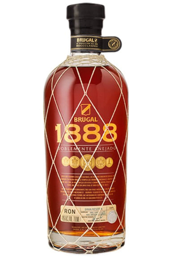 Botella de 70 cl de Ron Brugal 1888, un ron dominicano premium con sabor intenso y elegante. Notas de madera, frutos secos y especias. Color ámbar oscuro. Envejecido en barricas de roble americano. Ideal para disfrutar solo o en cócteles. Presentado en botella de vidrio.