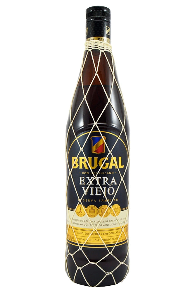 Botella de 70 cl de Ron Brugal Extra Viejo, un ron dominicano premium con sabor intenso y elegante. Notas de madera, frutos secos y cacao. Color ámbar oscuro. Envejecido en barricas de roble americano. Ideal para tomar solo o con hielo. Presentado en botella de vidrio.