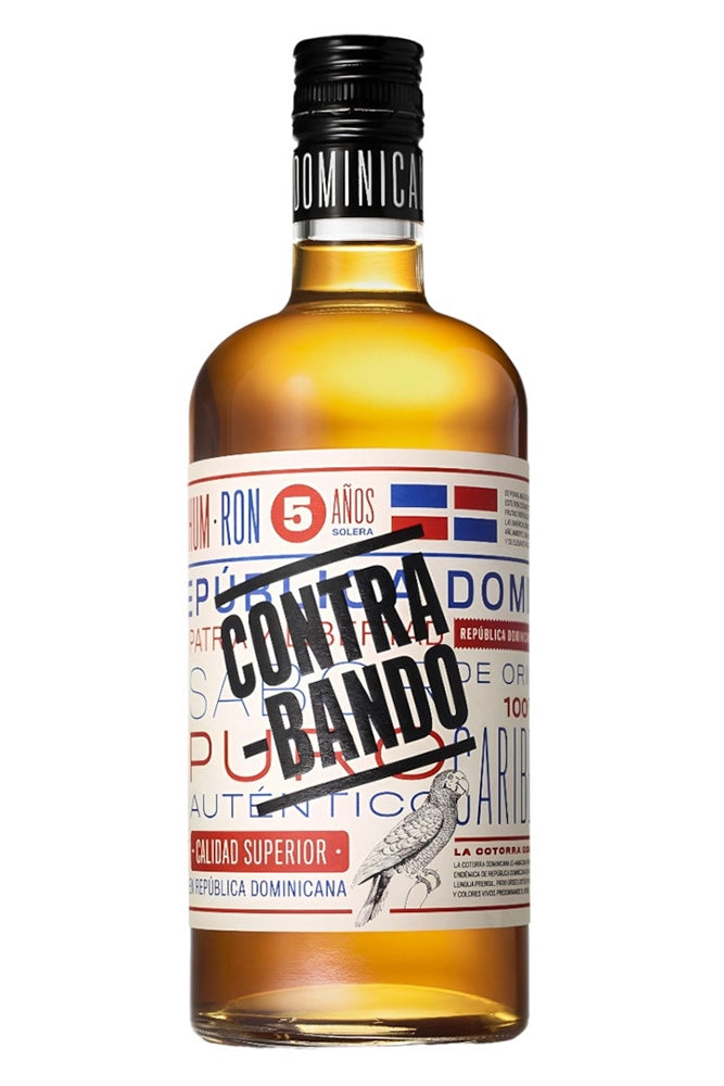 Botella de 70cl de Ron Contrabando, un ron dominicano añejo envejecido durante 5 años en barricas de roble americano. Presentado en botella de vidrio de color ámbar.