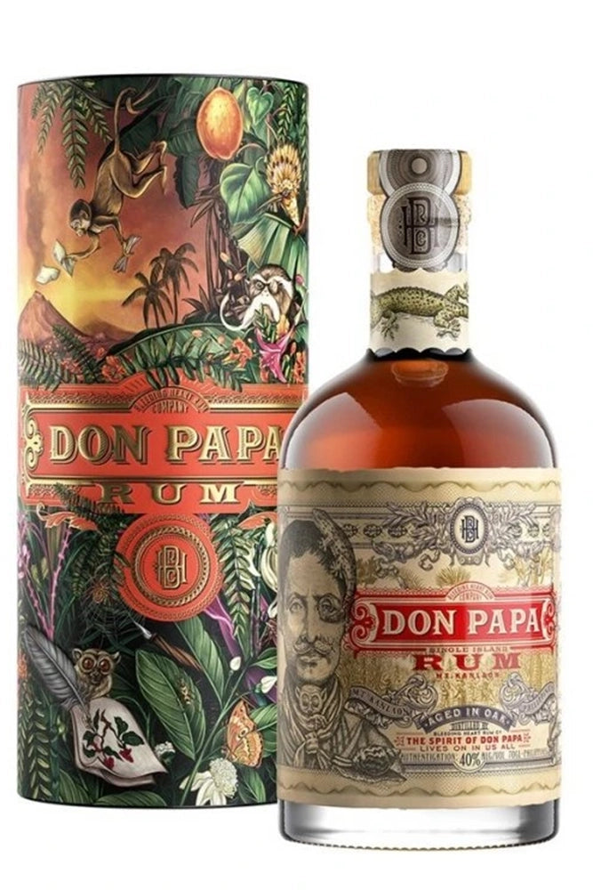 Botella de 70 cl de Ron Don Papa 7 Años, con caja decorada, un ron filipino añejo. Elaborado en la isla de Negros, este ron se destila a partir de caña de azúcar y se envejece durante 7 años en barricas de bourbon. Ofrece un sabor dulce y aromático con notas de vainilla, miel y frutas tropicales. Ideal solo o en cócteles. Presentado en botella de vidrio.