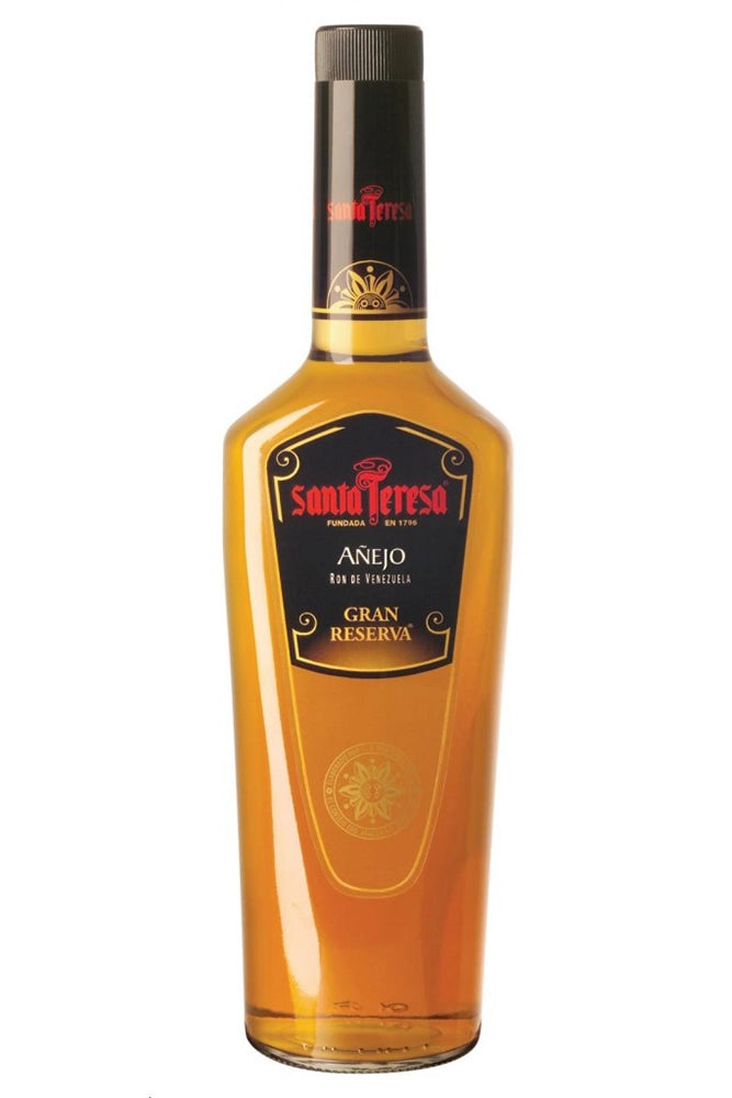 Botella de 70cl de Ron Santa Teresa Gran Reserva, un ron venezolano añejo envejecido durante 5 años en barricas de roble. Presentado en botella de vidrio de color ámbar oscuro con reflejos cobrizos.