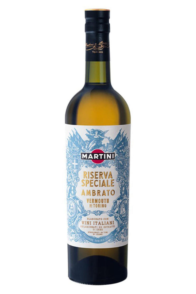 Botella de 75 cl de Vermut Martini Ambrato, un vermut italiano de Martini & Rossi. Elaborado con vino Moscato y botánicos seleccionados, ideal para cócteles. Sabor floral y a miel, con notas de manzanilla y hierbas dulces. Presentado en botella de vidrio ámbar pálido Ambrato Reserve Vermouth es producido utilizando vinos Moscato d’Asti DOCG, lo que le confiere un sabor a "miel" con un ligero amargor proveniente de la corteza de cinchona y el ruibarbo chino