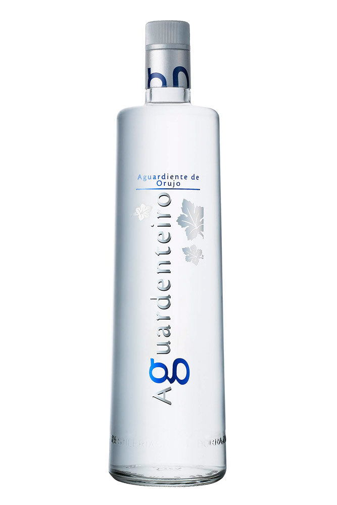 Botella de 70 cl de Aguardiente de Orujo Aguardenteiro, un destilado gallego tradicional. Elaborado con alcohol vínico puro y notas herbáceas, ideal para sobremesas y rituales tradicionales. Presentado en botella de vidrio transparente.