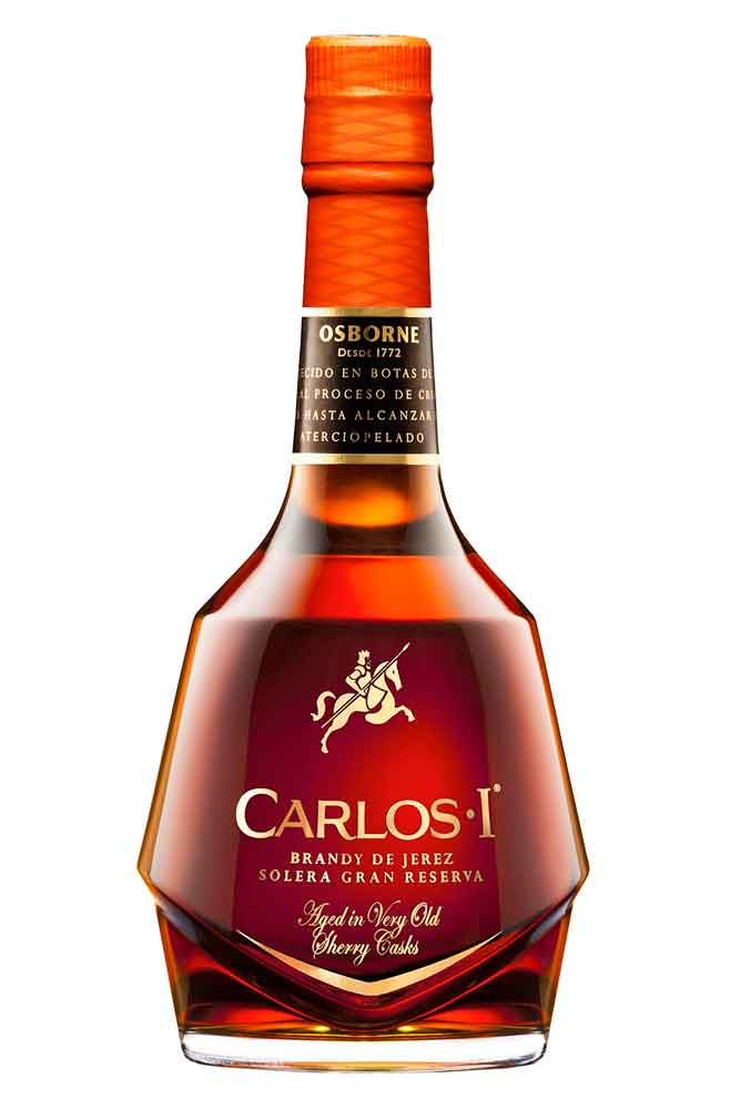 Botella de 70 cl de Brandy Carlos I Solera Gran Reserva. Brandy de Jerez ámbar intenso. Redondo y complejo, con notas de vainilla y especias.