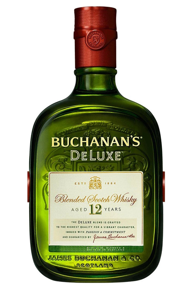 Botella de Buchanan’s 12 Años 1L, blended scotch suave y afrutado con notas de naranja y chocolate.