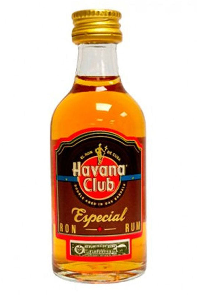 Botella mini de Ron Havana Club 5 años 5 cl, ron cubano añejo con notas de cacao, caramelo y madera. Ideal para catas y cuba libre.