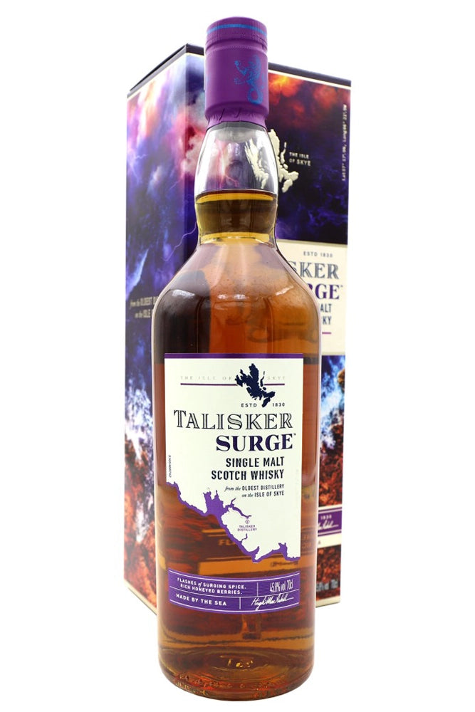 Botella Talisker Surge, single malt marítimo con turba, sal marina, vainilla y final en jerez Oloroso, edición exclusiva de viaje.
