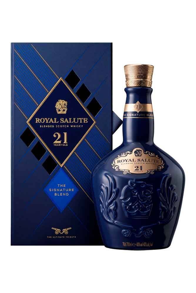Botella de cerámica de 70 cl de Chivas Royal Salute 21 Años. Whisky blended ámbar oscuro 40º. Sedoso con notas de frutas secas y roble.