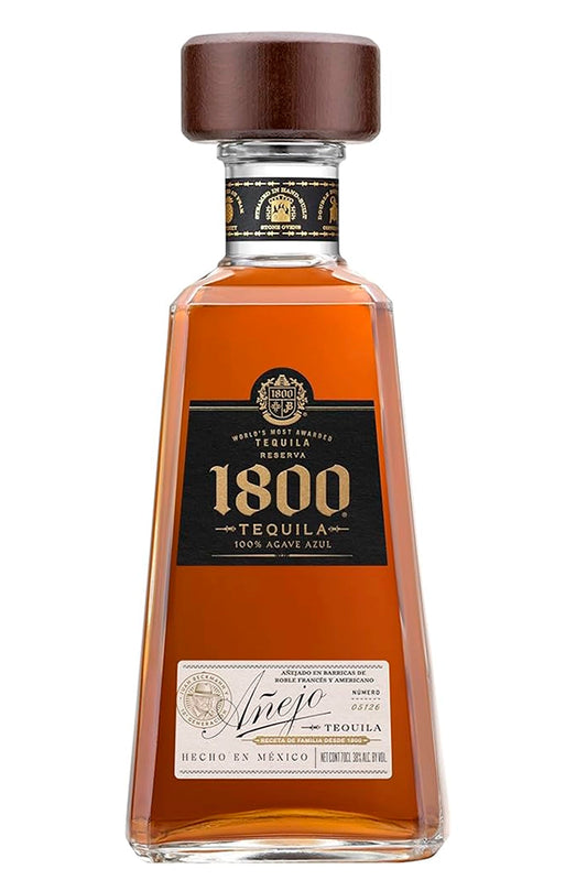 Botella de 70 cl de 1800 Tequila Añejo, tequila 100% agave azul de Jalisco, envejecido en barricas de roble francés y americano, notas de vainilla y caramelo.