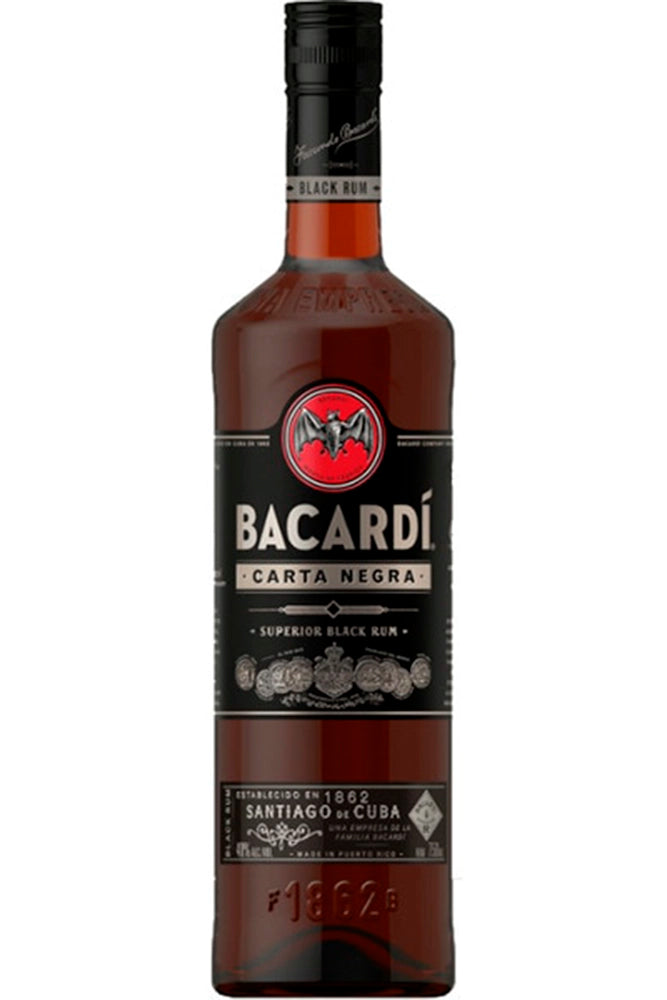 Botella de 70 cl de Bacardi Carta Negra, ron oscuro intenso 40 % vol., mezcla envejecida con notas de caramelo, frutas tropicales y final ahumado.