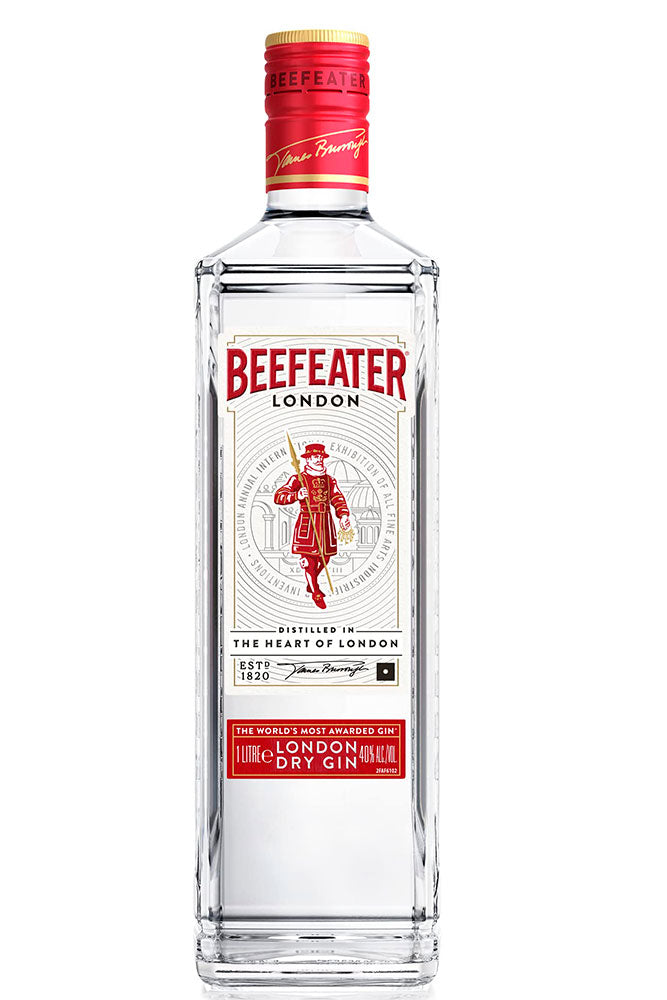 Botella de 1 litro de Ginebra Beefeater, una ginebra London Dry clásica en formato grande. Destilada en Londres, esta ginebra mantiene toda la intensidad y frescura de su receta original, con un perfil de sabor seco y equilibrado. Presentada en una botella de vidrio transparente, es ideal para hostelería o consumo habitual en casa. La receta incluye ingredientes botánicos como enebro, cilantro, raíz de angélica, raíz de regaliz, semillas de hinojo, cáscara de limón y cáscara de naranja amarga.
