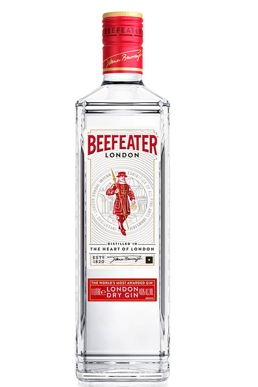 Botella de 1 litro de Ginebra Beefeater, una ginebra London Dry clásica en formato grande. Destilada en Londres, esta ginebra mantiene toda la intensidad y frescura de su receta original, con un perfil de sabor seco y equilibrado. Presentada en una botella de vidrio transparente, es ideal para hostelería o consumo habitual en casa. La receta incluye ingredientes botánicos como enebro, cilantro, raíz de angélica, raíz de regaliz, semillas de hinojo, cáscara de limón y cáscara de naranja amarga.