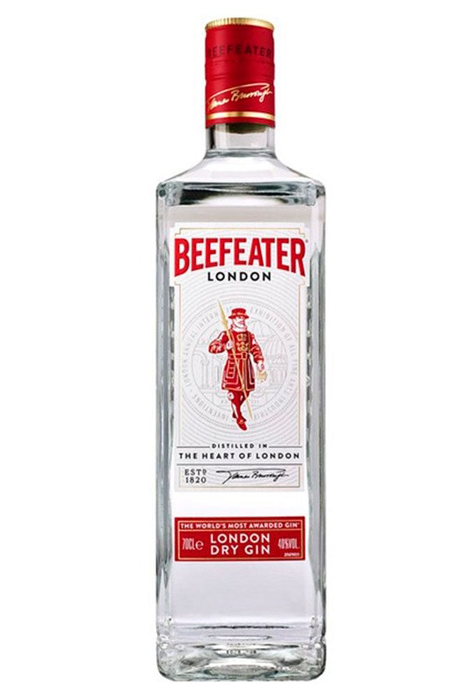 Botella de 70 cl de Ginebra Beefeater, una ginebra London Dry clásica y reconocida mundialmente. Elaborada en Londres, esta ginebra destila tradición y calidad con una selección de ingredientes botánicos que incluyen enebro, cilantro, raíz de angélica, raíz de regaliz, semillas de hinojo, cáscara de limón y cáscara de naranja amarga. Presentada en botella de vidrio transparente, es perfecta para gin-tonics clásicos o cócteles como el Negroni.