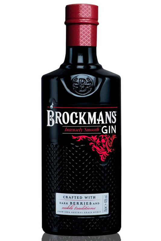 Botella de 70 cl de Ginebra Brockmans, una ginebra suave y afrutada con notas de frutos rojos y cítricos. Destilada en el Reino Unido, esta ginebra ofrece un perfil de sabor diferente al clásico, destacando por su equilibrio y suavidad. Presentada en una botella de vidrio negro, es ideal para gin-tonic con frambuesas o twist de pomelo. La receta incluye botánicos como frambuesas, arándanos, regaliz y cítricos, y se elabora mediante una destilación lenta con mezcla de botánicos.