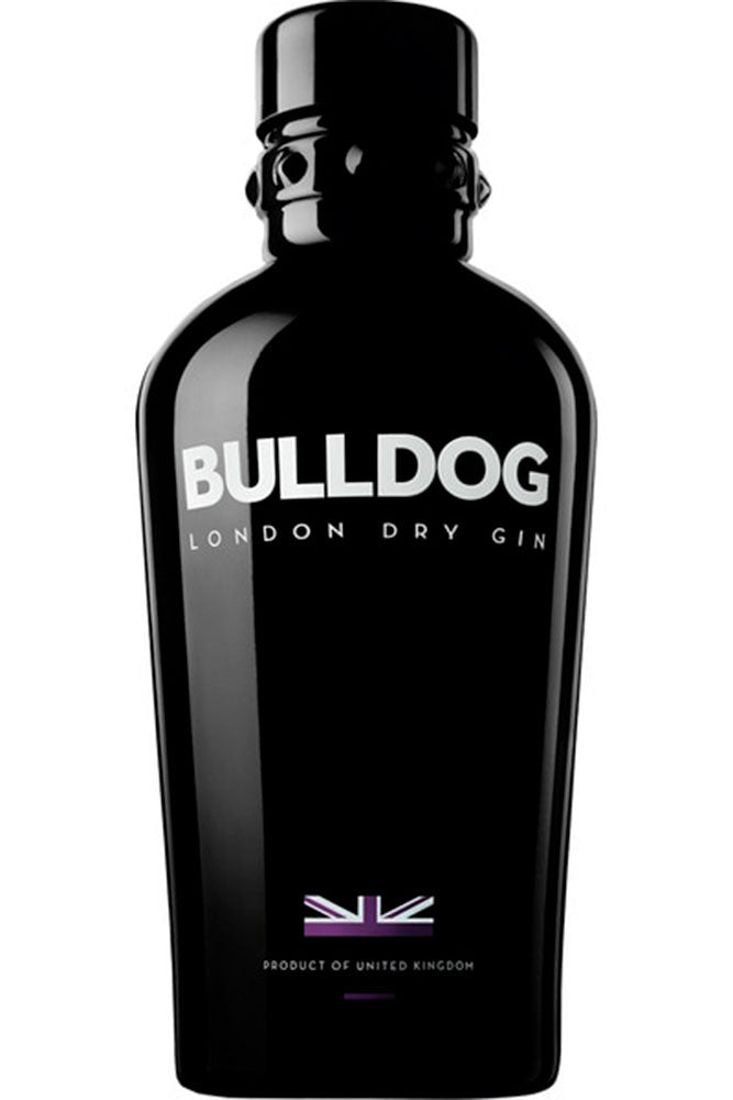 Botella de 70 cl de Ginebra Bulldog, una ginebra contemporánea con 12 botánicos seleccionados de todo el mundo. La botella es de vidrio gris oscuro, lo que la hace ideal para regalar o disfrutar en ocasiones especiales. Sabor seco y especiado, con fondo cítrico y floral. Perfecta para la elaboración de gin tonics y cócteles sofisticados.