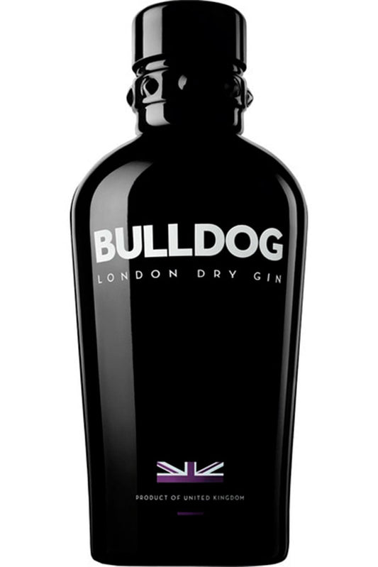 Botella de 70 cl de Ginebra Bulldog, una ginebra contemporánea con 12 botánicos seleccionados de todo el mundo. La botella es de vidrio gris oscuro, lo que la hace ideal para regalar o disfrutar en ocasiones especiales. Sabor seco y especiado, con fondo cítrico y floral. Perfecta para la elaboración de gin tonics y cócteles sofisticados.