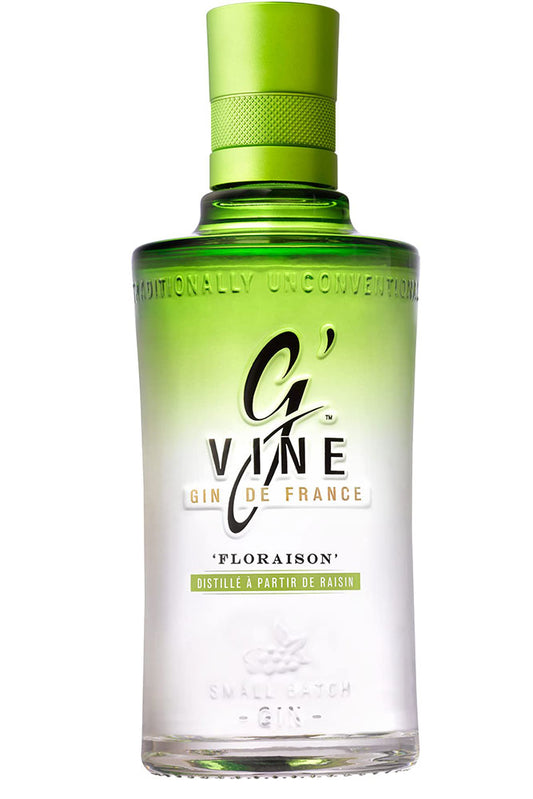 Botella de 70 cl de G'Vine Floraison, una ginebra premium francesa elaborada con uva verde Ugni Blanc y flor de vid de la región de Cognac. Destilada en pequeños lotes, es suave y floral, perfecta para gin-tonics con uva blanca o flor comestible. Presentada en botella de vidrio transparente verde, esta ginebra destaca por su elegancia y sabor aterciopelado, con notas dulces y especiadas.