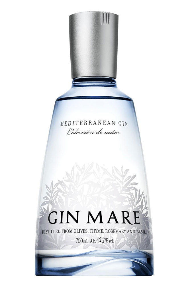 Botella de 70 cl de Ginebra Gin Mare, una ginebra mediterránea premium elaborada con aceituna arbequina, albahaca, tomillo y romero. Presentada en botella de vidrio transparente azul.