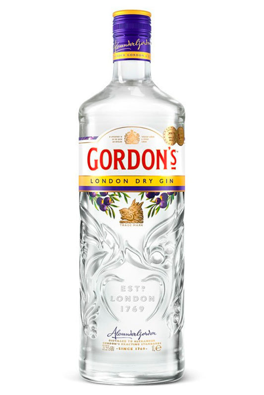 Botella de 70 cl de Ginebra Gordon's, una clásica London Dry con sabor seco y equilibrado. Elaborada con enebro, limón, cilantro y regaliz, esta ginebra es ideal para gin-tonics con lima o cócteles clásicos. Presentada en botella de vidrio transparente, Gordon's es reconocida por su consistencia y calidad, siendo una de las ginebras más vendidas del mundo.