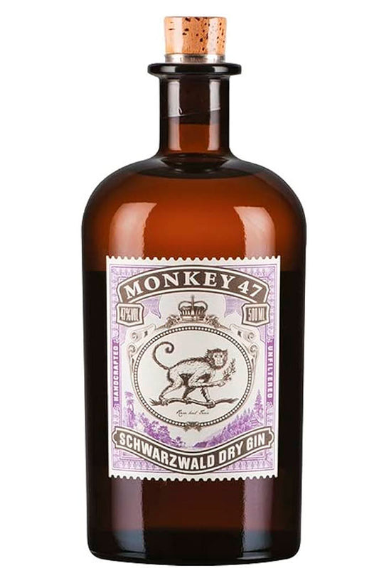 Botella de 50 cl de Ginebra Monkey 47, una ginebra premium con 47 botánicos de la Selva Negra. Presentada en botella de vidrio ámbar.