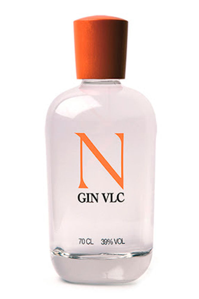 Botella de 70 cl de Ginebra N VLC, una ginebra artesanal valenciana con botánicos locales como enebro, piel de naranja, lavanda y mandarina. Presentada en botella de vidrio blanca.