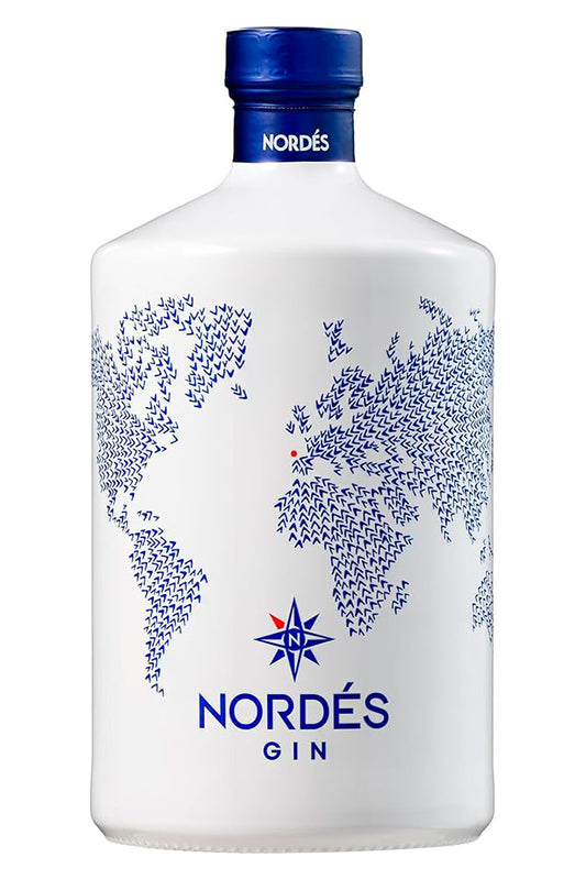Botella de 70 cl de Ginebra Nordés, una ginebra atlántica con uva albariño y botánicos gallegos como eucalipto y laurel. Presentada en botella de vidrio blanca opaca.