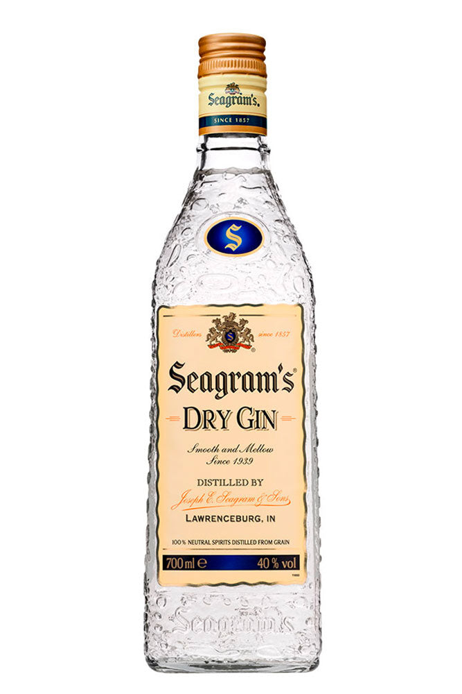 Botella de 70 cl de Ginebra Seagram's, una ginebra americana con perfil seco y especiado, elaborada con botánicos clásicos como enebro, cilantro, naranja y canela. Ideal para gin-tonics con un toque de naranja. Presentada en una botella de vidrio transparente.