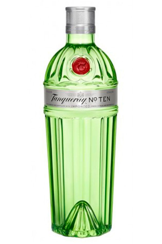 Botella de 70 cl de Ginebra Tanqueray Ten, una ginebra premium inglesa con cítricos frescos, ideal para martinis o gin-tonics de autor. Elaborada con toronja, naranja, lima y manzanilla, y destilada en un alambique especial. Presentada en botella de vidrio de color verde oscuro.

