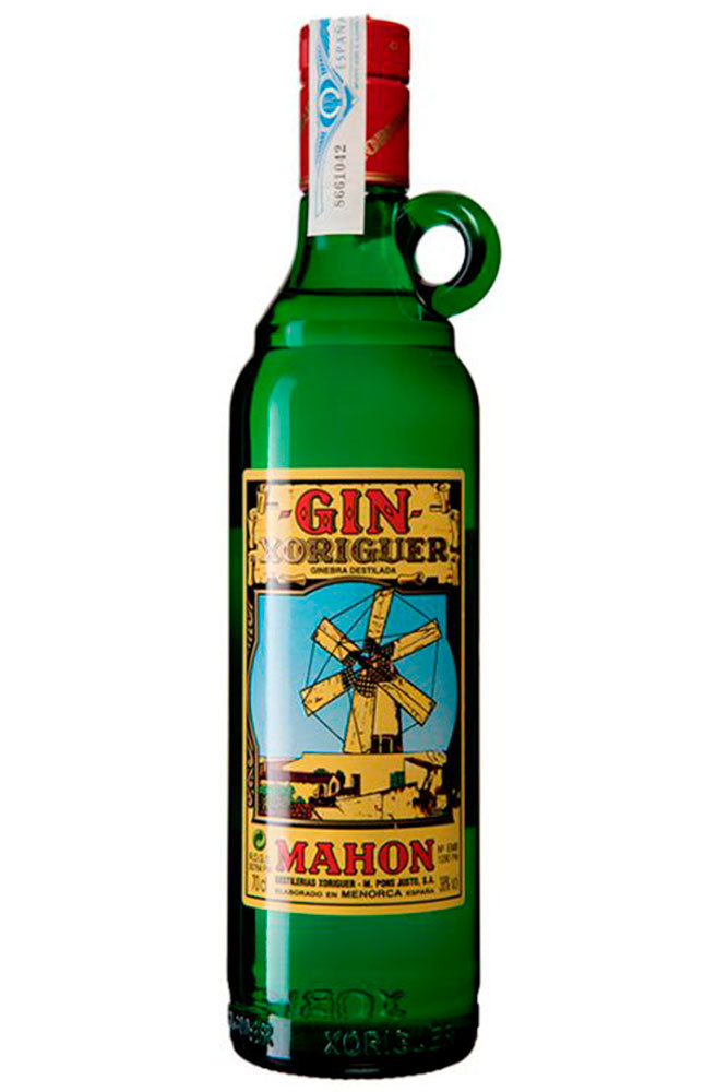 Botella de 70 cl de Ginebra Xoriguer, una ginebra menorquina artesanal elaborada con enebro y alcohol de vino, ideal para combinados con limonada. Elaborada en alambiques de cobre alimentados con leña. Presentada en botella de vidrio de color verde.