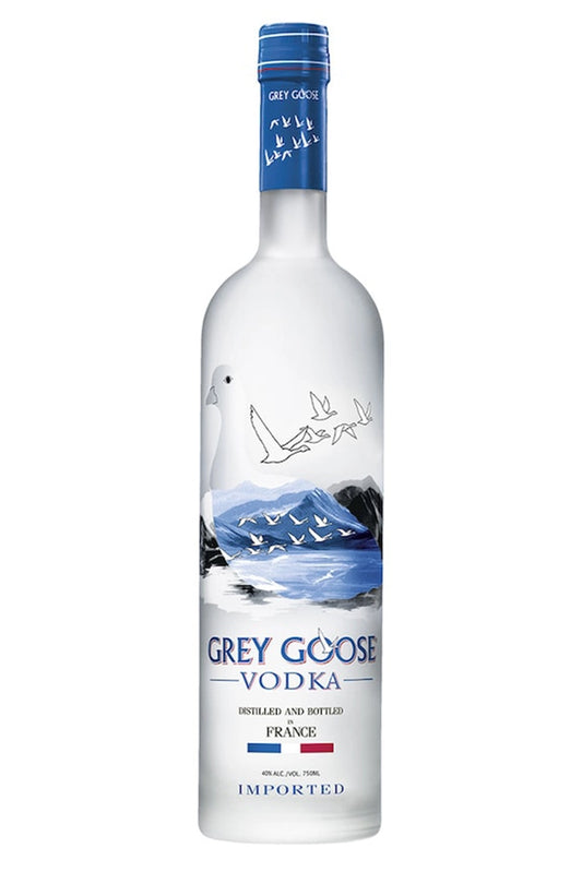 Botella de 70 cl de Grey Goose Vodka, un vodka ultra premium francés elaborado con trigo blando de Picardía y agua de manantial filtrada en piedra caliza de Champagne. Presentado en botella de vidrio transparente.