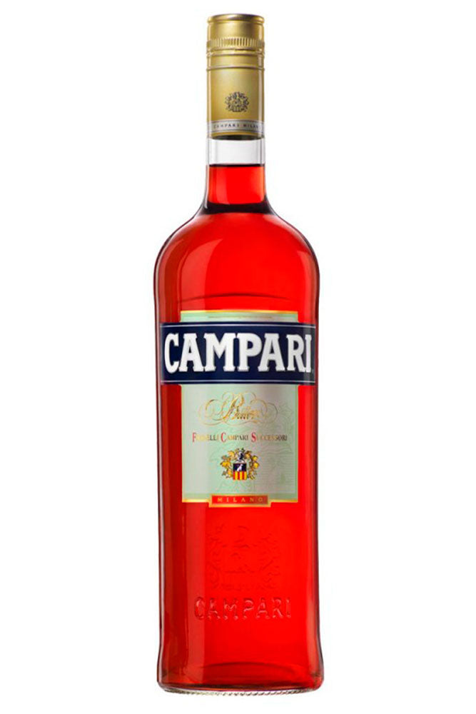Botella de 1 litro de Licor Campari, un aperitivo italiano icónico elaborado con una mezcla secreta de hierbas, frutas y especias. Conocido por su sabor amargo y refrescante, y su color rojo intenso. Perfecto para cócteles como Negroni, Americano o Spritz. Presentado en botella de vidrio de color rojo intenso.

