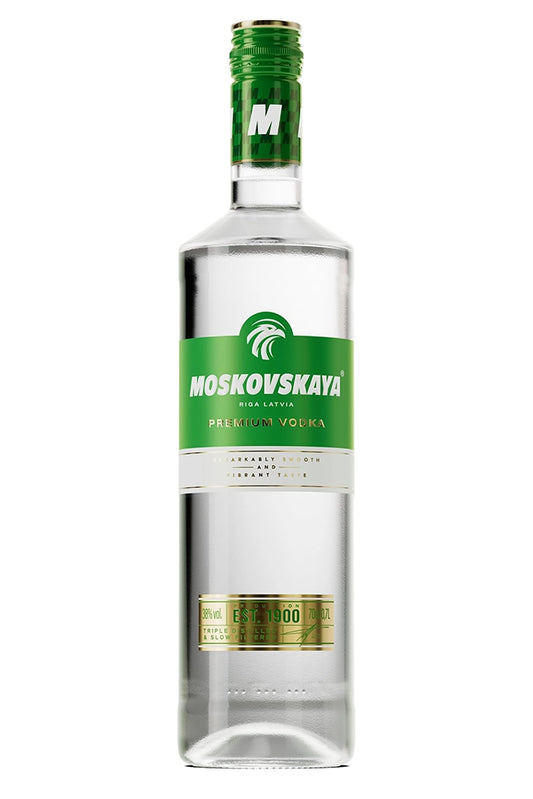 Botella de 70 cl de Moskovskaya Vodka, un vodka ruso tradicional elaborado con grano y agua purificada, triple destilado y filtrado con carbón. Presentado en botella de vidrio transparente.