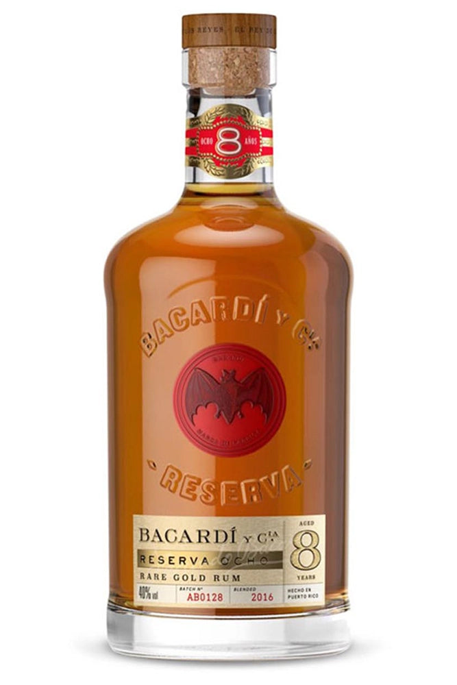Botella de 70 cl de Ron Bacardí 8 Años, un ron premium de Puerto Rico envejecido durante 8 años en barricas de roble americano. Color ámbar oscuro, aroma a almendra, vainilla, nuez moscada y roble. Sabor redondo con notas especiadas y dulces, final largo. Presentado en botella de vidrio con etiqueta distintiva.