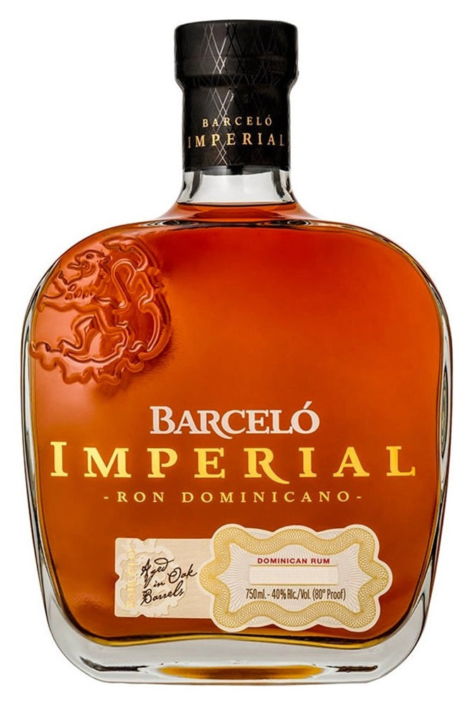 Botella de 70cl de Ron Barceló Imperial, un ron premium dominicano envejecido en barricas de roble americano. Presentado en botella de vidrio de color ámbar oscuro con reflejos cobrizos.