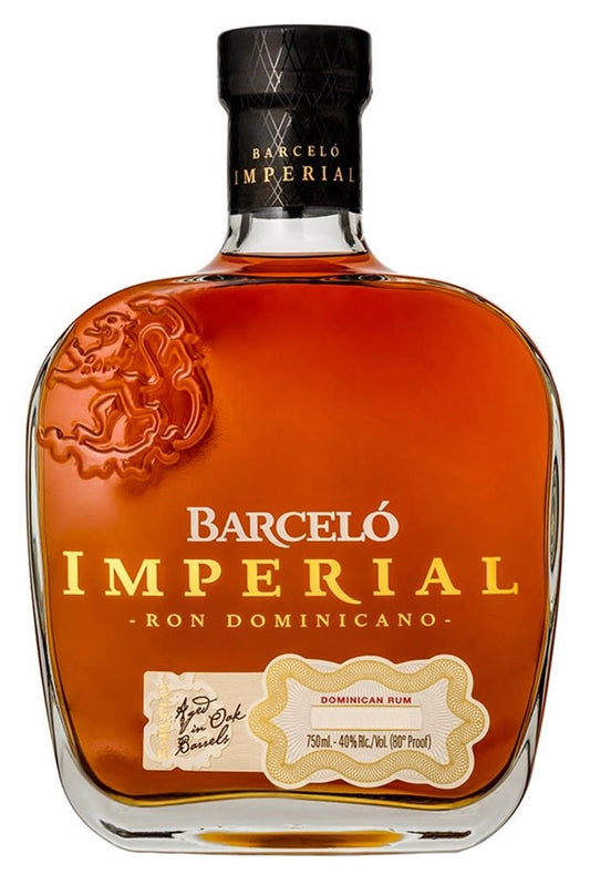 Botella de 70cl de Ron Barceló Imperial, un ron premium dominicano envejecido en barricas de roble americano. Presentado en botella de vidrio de color ámbar oscuro con reflejos cobrizos.