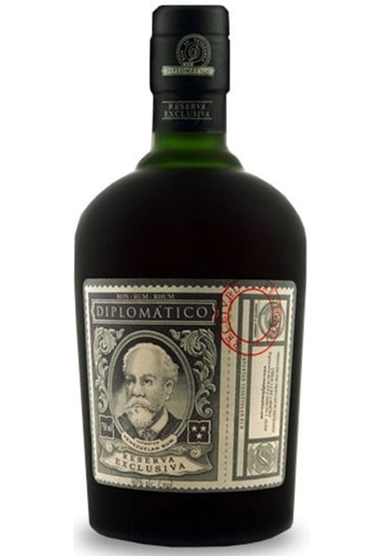Botella de 70 cl de Ron Diplomático Reserva Exclusiva, un ron premium de Venezuela. Elaborado con mieles de caña y envejecido hasta 12 años en barricas de roble, ofrece un sabor suave y complejo con notas de frutas maduras, vainilla, caramelo y roble tostado. Ideal solo, con hielo o en cócteles. Presentado en botella de vidrio.