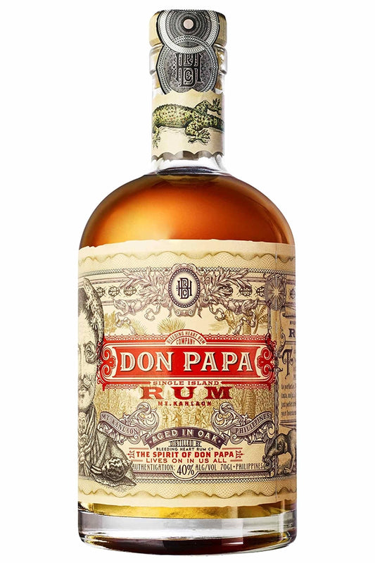 Botella de 70 cl de Ron Don Papa 7 Años, un ron filipino añejo. Elaborado en la isla de Negros, este ron se destila a partir de caña de azúcar y se envejece durante 7 años en barricas de bourbon. Ofrece un sabor dulce y aromático con notas de vainilla, miel y frutas tropicales. Ideal solo o en cócteles. Presentado en botella de vidrio.