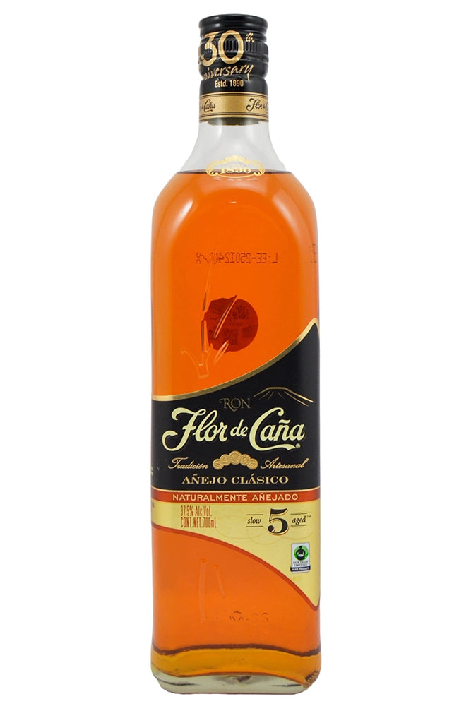 Botella de 70 cl de Ron Flor de Caña 5 Años, un ron añejo y sostenible elaborado en Nicaragua. Envejecido naturalmente sin azúcar añadido, con notas de vainilla, coco y caramelo tostado. Certificado Fair Trade y Carbono Neutro. Presentado en botella de vidrio de color ámbar claro.