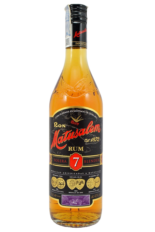 Botella de 70 cl de Ron Matusalem 7 Años, un ron añejado con el método Solera, de origen dominicano y tradición cubana. Sabor suave y equilibrado con notas de vainilla, caramelo y ligeros toques cítricos. Color ámbar claro. Ideal para cócteles como mojitos y daiquiris. Presentado en botella de vidrio.