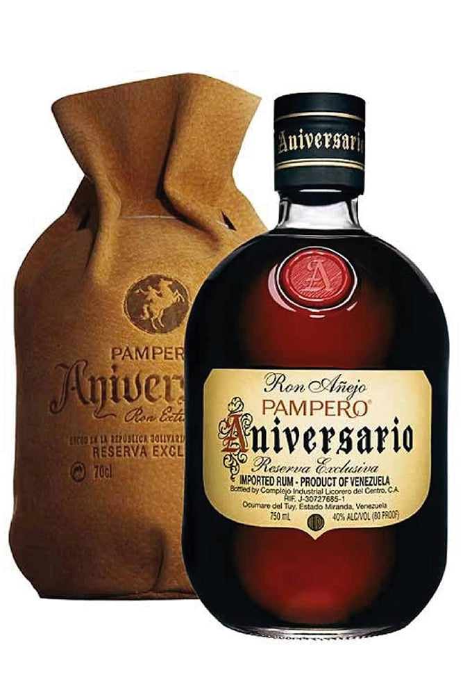 Botella de 70 cl de Ron Pampero Aniversario, un ron venezolano ultra añejo con gran suavidad y carácter. Mezcla de rones envejecidos en barricas de roble, con notas de madera tostada, vainilla y frutos secos. Color ámbar oscuro. Perfecto solo o con hielo. Presentado en botella de vidrio.