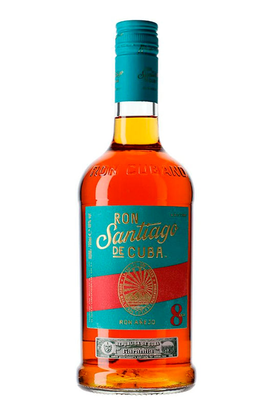 Botella de 70 cl de Ron Santiago de Cuba Añejo 8 Años, ron cubano 40% vol., envejecido 8 años en barricas de roble, notas de miel, vainilla y cacao.