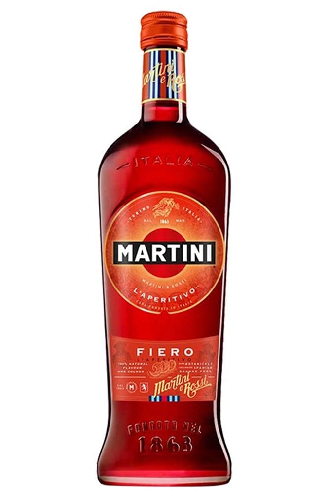 Botella de 1 litro de Vermut Martini Fiero, un vermut rojo afrutado de Martini & Rossi. Elaborado con vino blanco y extractos cítricos, ideal para aperitivos y cócteles refrescantes. Sabor fresco y picante con notas de naranja roja y pomelo. Presentado en botella de vidrio de color rojo vibrante.