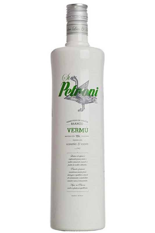 Botella de 1 litro de Vermut San Petroni Blanco, un vermut blanco gallego elegante y fresco elaborado con vino albariño y 29 botánicos de origen atlántico. Ideal para disfrutar con hielo, aceituna y rodaja de limón. Presentado en una botella de vidrio de color amarillo pálido.