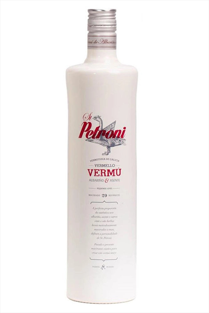 Botella de 1 litro de Vermut San Petroni Rojo, un vermut gallego artesanal elaborado con vino Albariño y una selección de 29 botánicos autóctonos. De color rojo brillante, este vermut ofrece un perfil aromático complejo con notas de frutas maduras, hierbas balsámicas y especias. Ideal para disfrutar solo, con hielo o en cócteles. Presentado en una botella de vidrio elegante y atractiva.