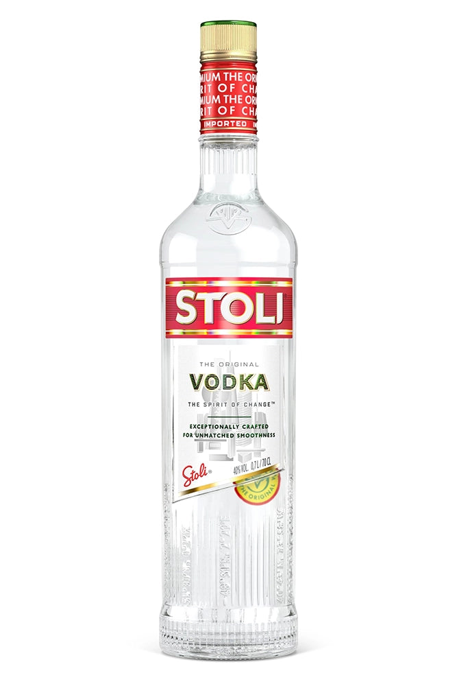 Botella de 70 cl de Vodka Stolichnaya, un vodka clásico ruso con reconocimiento internacional. Elaborado con trigo y centeno, famoso por su consistencia y versatilidad. Destilado tres veces y filtrado con carbón de abedul. Presentado en botella de vidrio transparente.